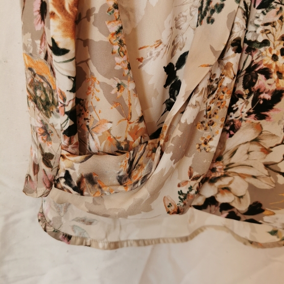 Silky feel; classy work tank blouse size: m - Picture 2 of 4